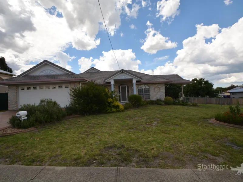 STANTHORPE – IMPRESSIVE 5 BEDROOM RESIDENCE – COULD BE AN EXCELLENT AIR BNB AS WELL