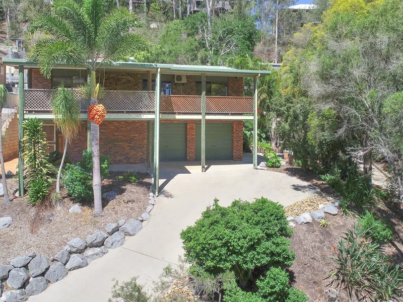 PERFECT ENTERTAINER...QUIET AREA...PEACEFUL OUTLOOK...2 STOREY BRICK HOME WITH VIEWS