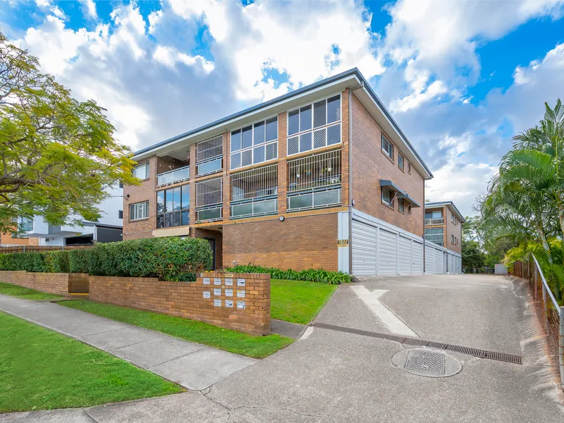 Top Level oversized 2 Bedroom unit in central Clayfield Location