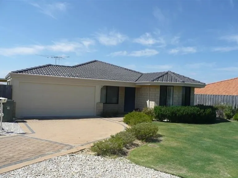 CLARKSON - STUNNING, MODERN, SPACIOUS FAMILY HOME WITH GREAT VIEWS OVER CLARKSON'S SHIMMERING LIGHTS BY NIGHT!