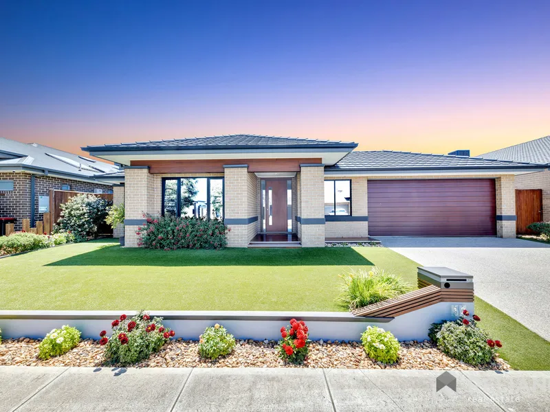 Situated in one of the most sought-after estates of Weir views.!