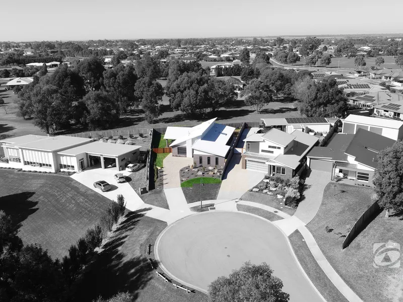 LUXURIOUS ON LORIMER DRIVE