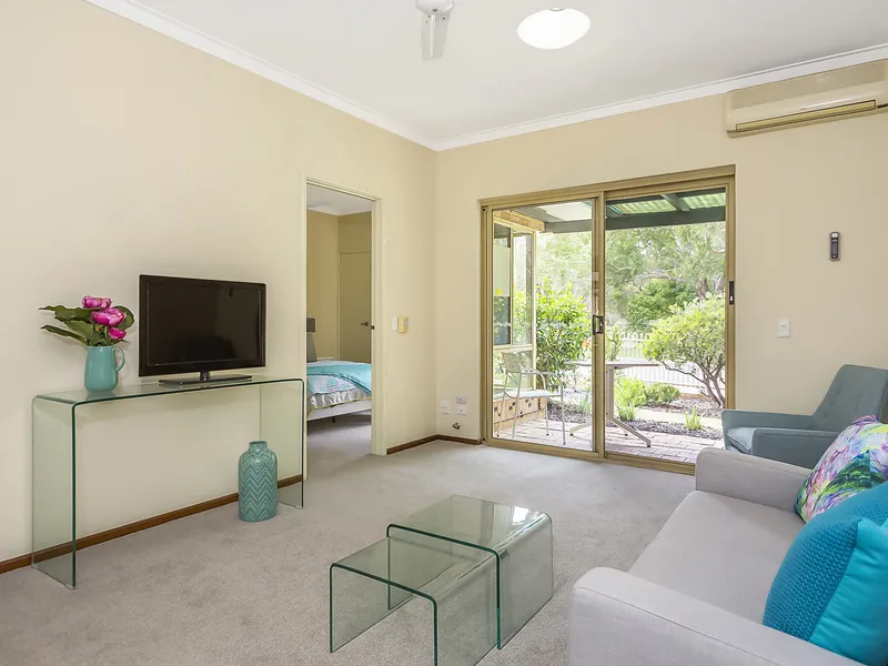 17 Lakeside Gardens - Fresh paint and new floor coverings compliment this home