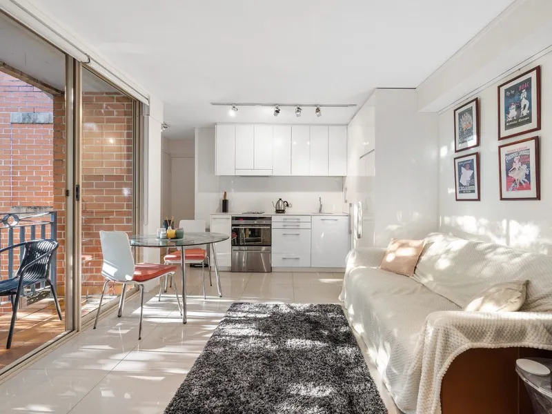 Furnished 1 Bedroom Top Floor Apartment with Balcony