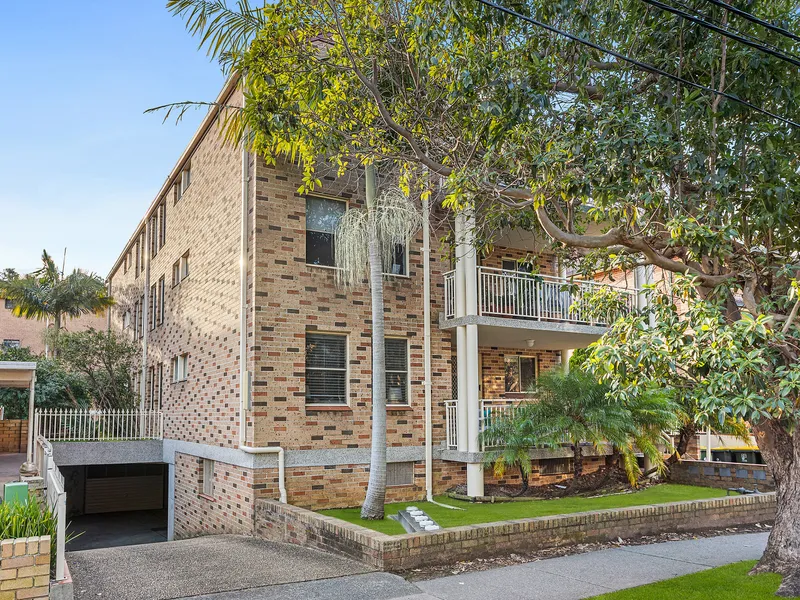 Elevated Ground-Floor Apartment in Central Location