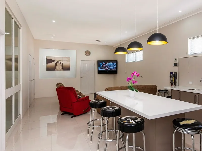 UNIQUE PROPERTY IN GREAT LOCATION!
