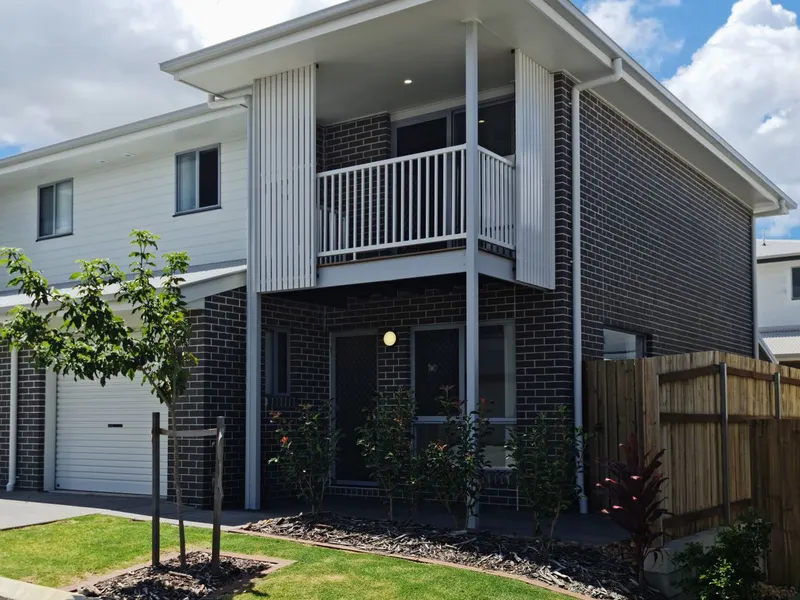AVAIL-18/05-NEAR NEW 3 BED 2 BATH TOWNHOUSE WITH DUCTED AIR