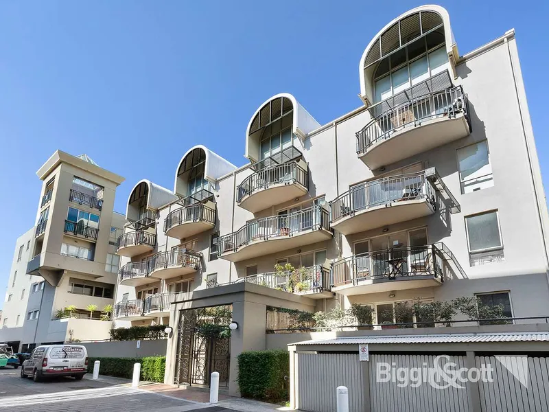 Large Two Storey Penthouse Apartment With Prahran Station At Your Doorstep