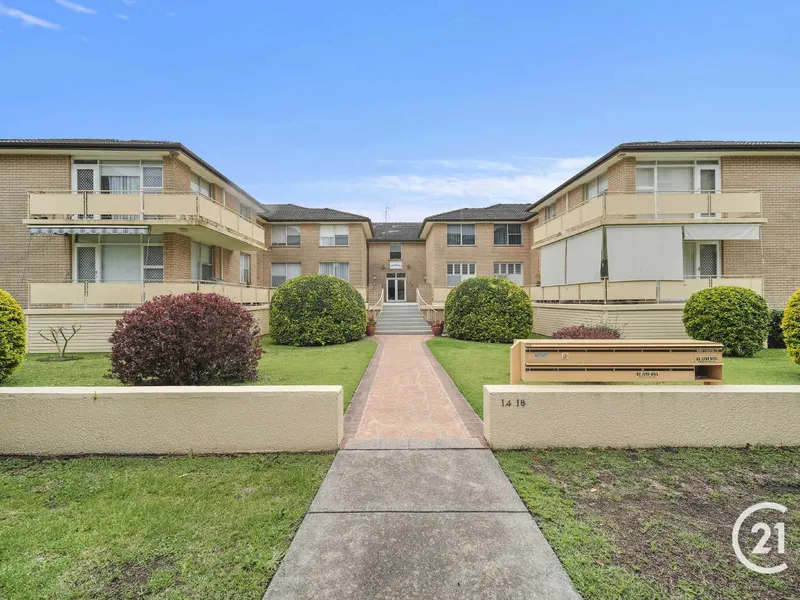 Spacious 2 bedroom unit with water views