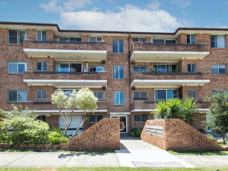 Spacious two bedroom apartment, one week rent free