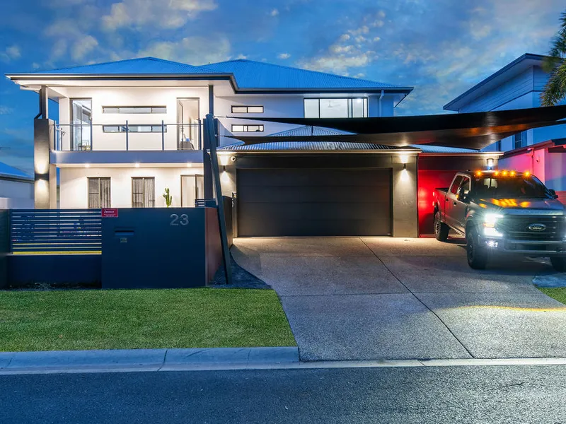 Huge, 5 bedroom waterfront family home – Great location – Move In ready!