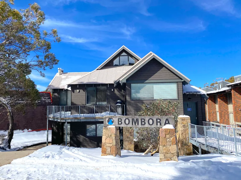 Large Alpine Living With Garage Parking