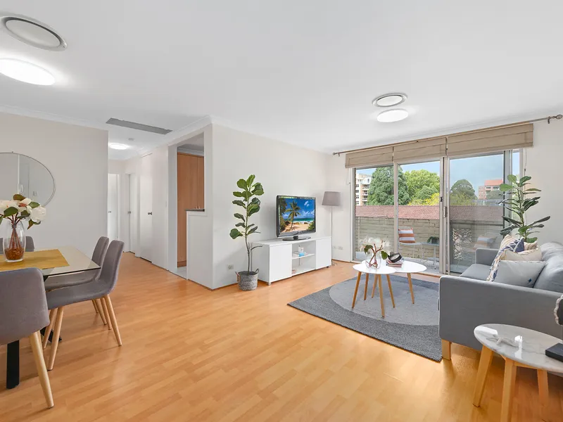 Top floor spacious unit conveniently located right in the heart of Hornsby
