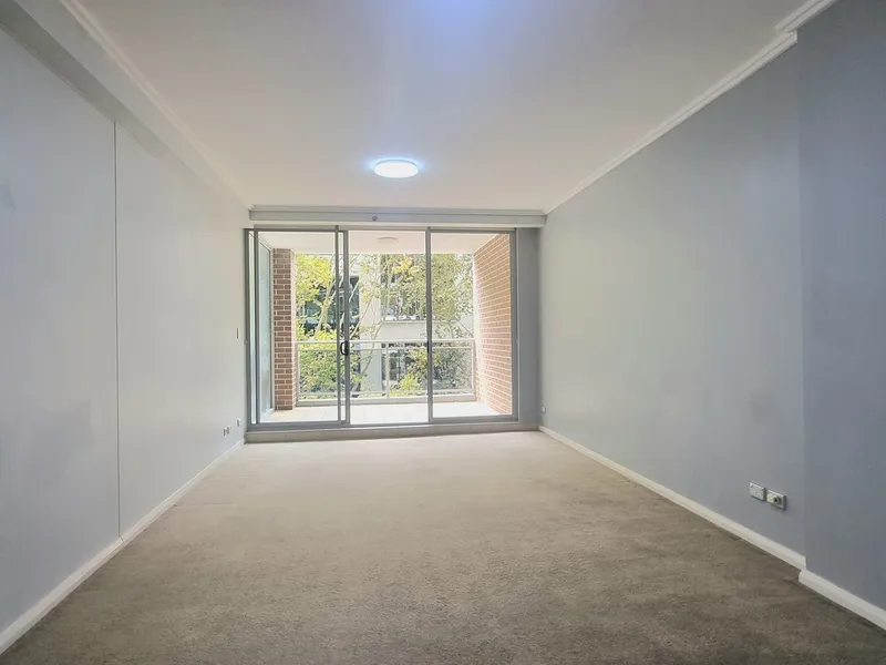 Spacious luxury 2 bedroom+Study room 2bathroom 1 car space near Central and UTS