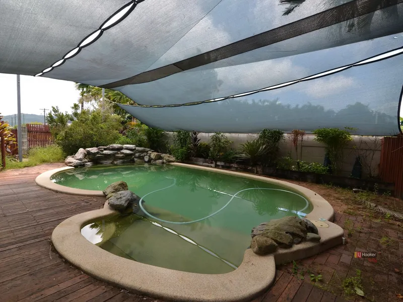 LOTS OF POTENTIAL IN A QUIET CLOSE