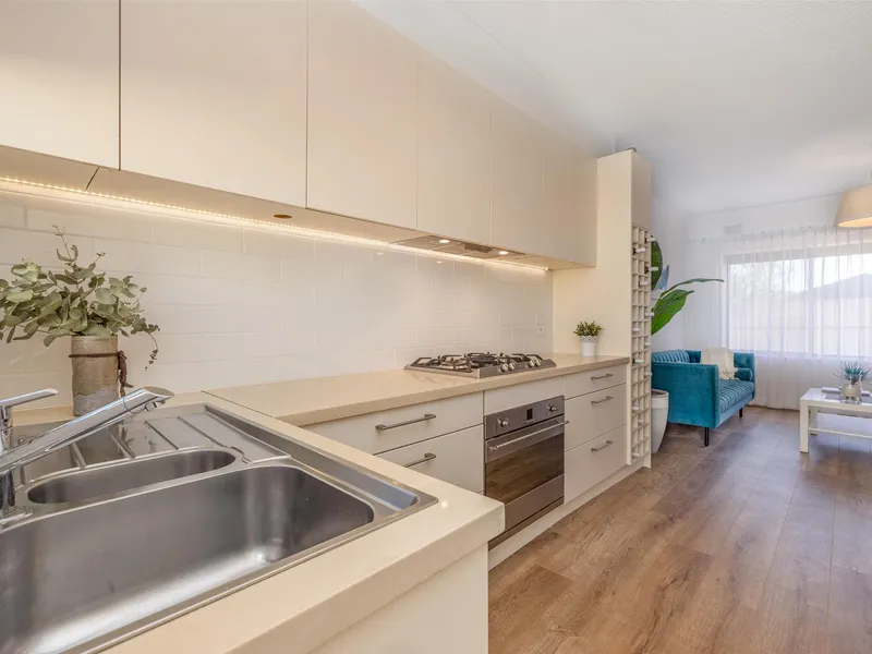 FULLY RENOVATED GROUND FLOOR UNIT