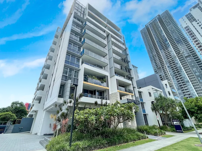 Wow! Large 2 bed apartment with Study/3rd room