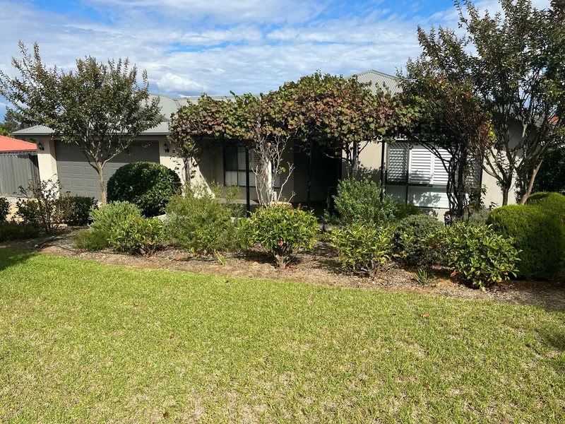 SPACIOUS FAMILY LIVING IN QUIET STREET
