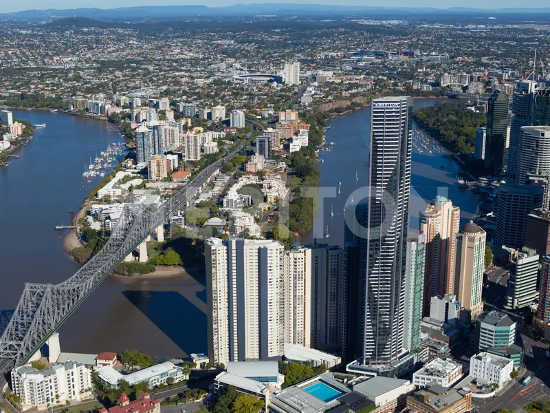 CHIC APARTMENT IN POPULAR MERITON SOLEIL!   LOCATION SAYS IT ALL - WALK TO EAGLE STREET PIER!