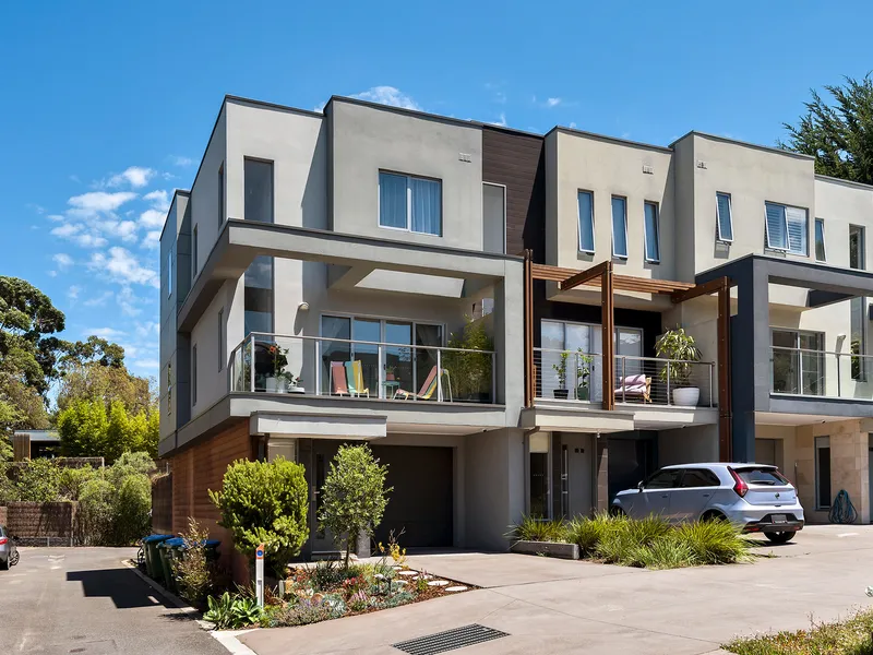 Spacious Living By The Mariner
