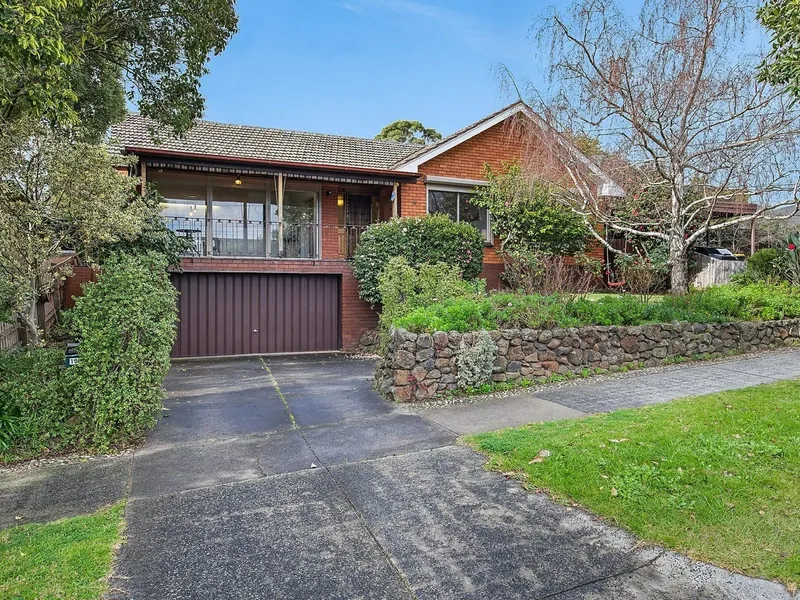 Lease Your Ideal Home at 10 Mayfield Drive, Mount Waverley!