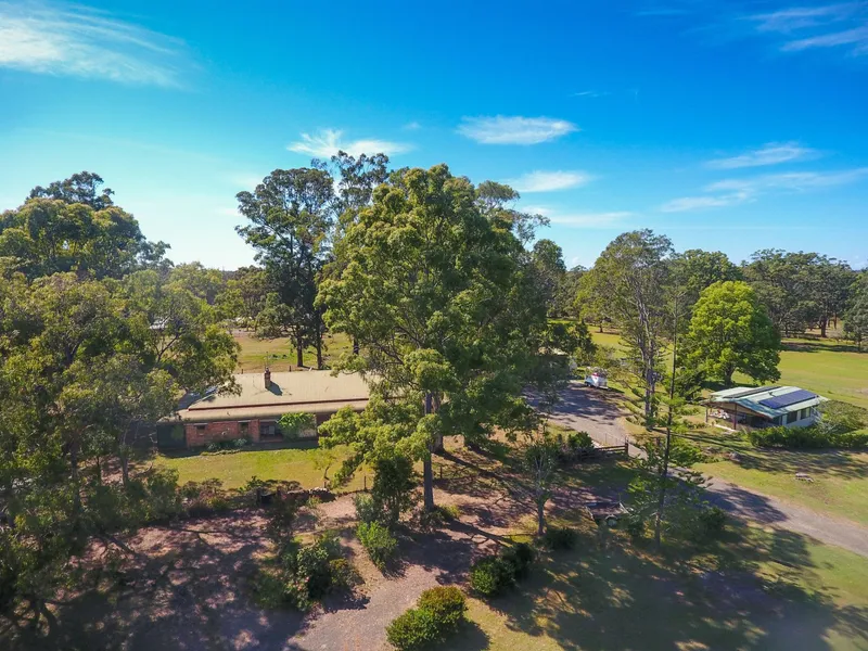 Leafy Lifestyle Acreage Close to the Coast