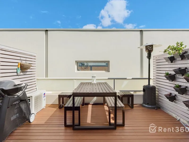 Stylish Split Level Apartment With Secure Parking & Outdoor Terrace