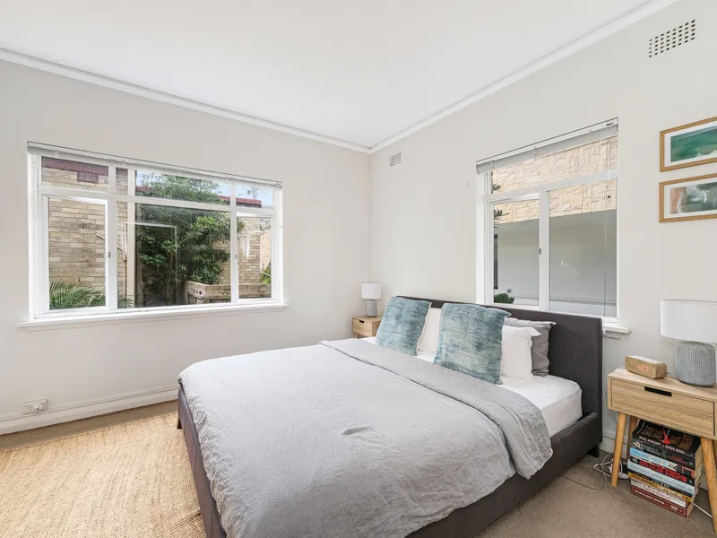 Stylish Harbourfront Apartment with Sunny Aspect and Spectacular Views