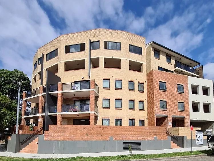 EXCELLENT LOCATION! *2 WEEKS FREE RENT