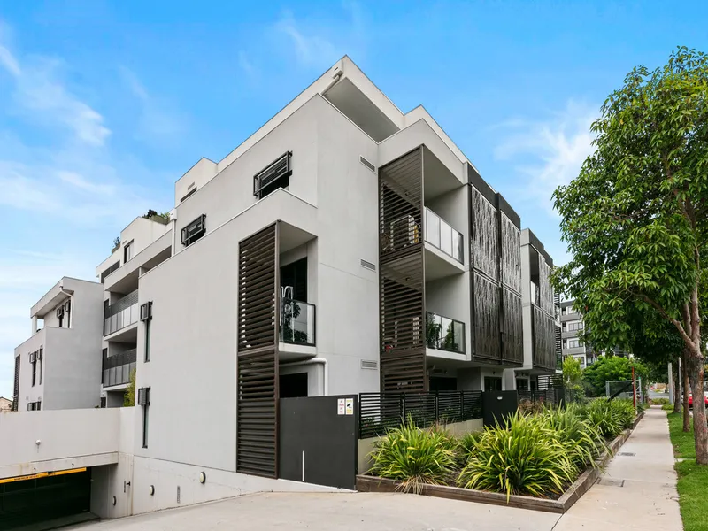 Cutting-Edge Style with an Amazing Outdoor Surprise