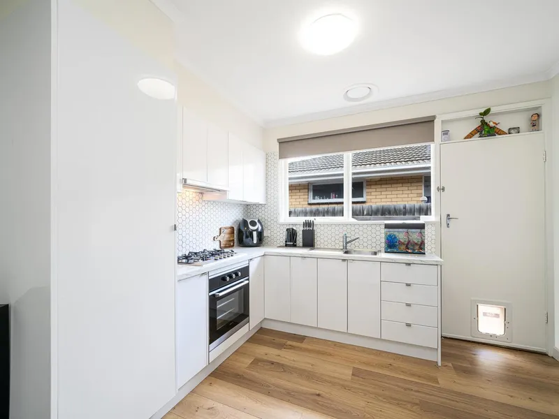 Renovated & Updated, Low-Maintenance Unit Close To Everything