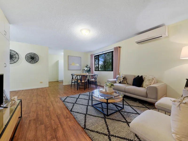 CENTRALLY LOCATED UNIT IN GORDON PARK