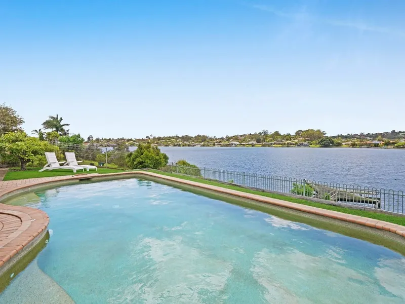 LIVE LIFE ON THE WATER