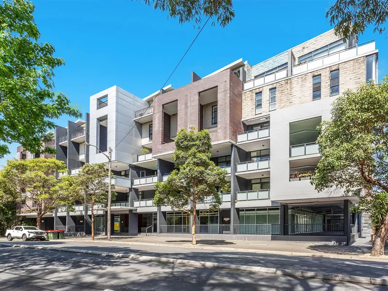 EXCELLENT TWO LEVEL 3 BEDROOM APARTMENT