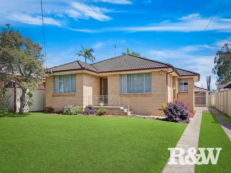 ON OFFER FOR THE FIRST TIME IN 50 YEARS IN PRIME LOCATION!!