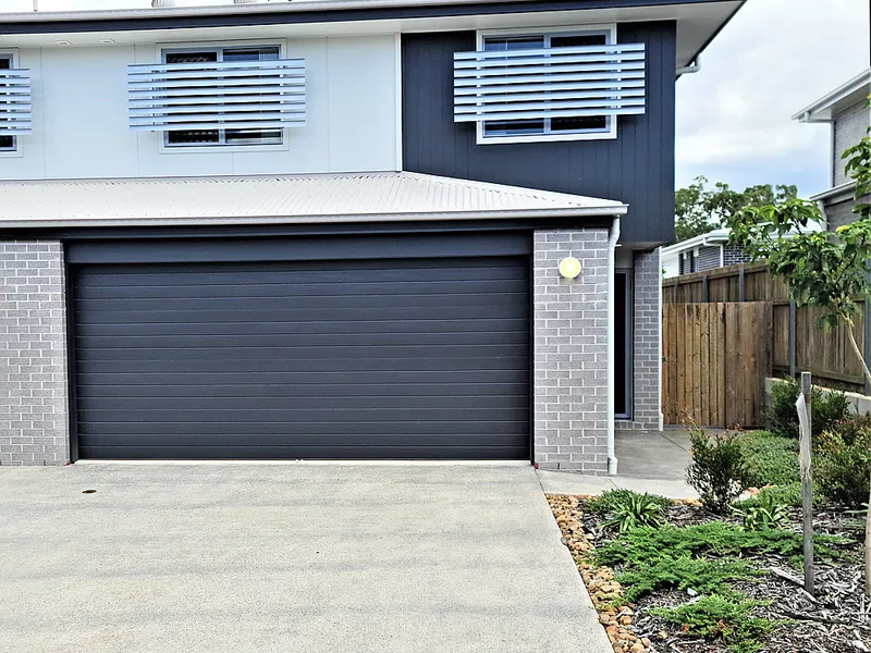 BRAND NEW -DUCTED AIR-4 BEDROOM- 2 BATHROOM TOWNHOUSE AVAILABLE NOW