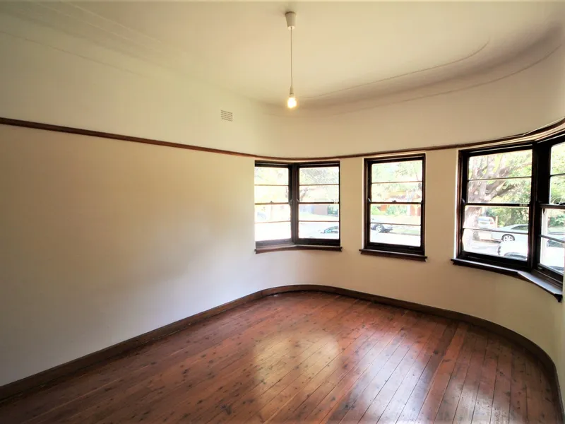 Spacious Semi Detached House With Sunroom