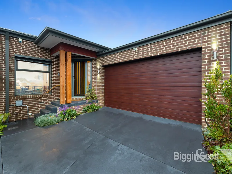 SUPERBLY CRAFTED SINGLE LEVEL BLISS