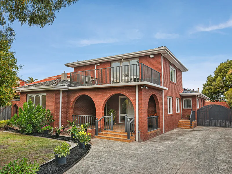Spacious & Secure Family Home – Re-furbished plus Workshop 