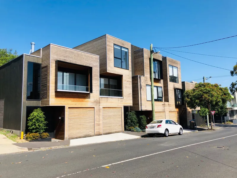 Stunning modern townhouse for lease!