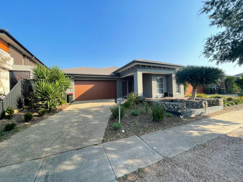 Stunning Ex-Display Home in Feather Brook Point Cook