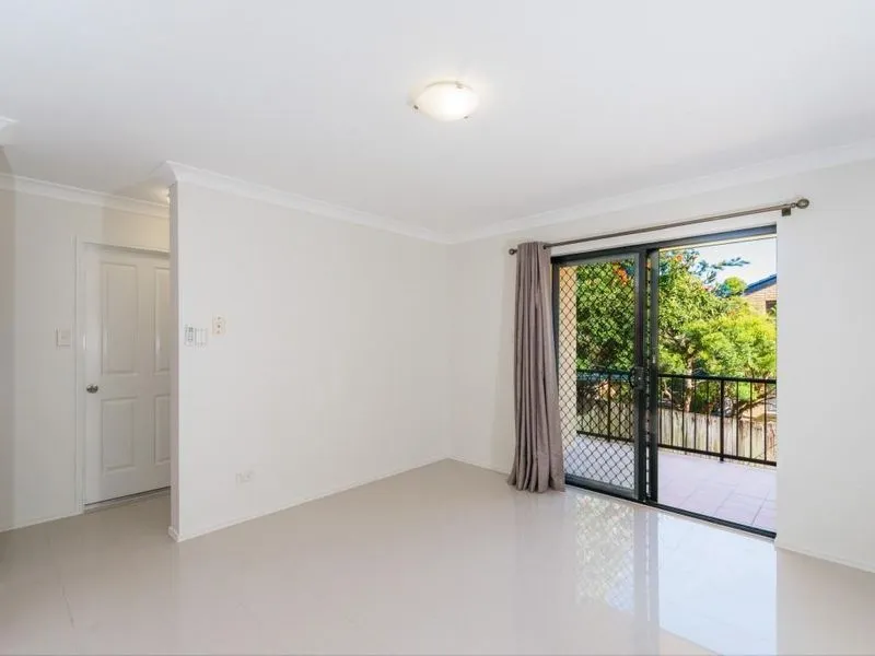 Great 2 Bedroom Apartment, Short Walk to UQ! Call now to book your private inspection