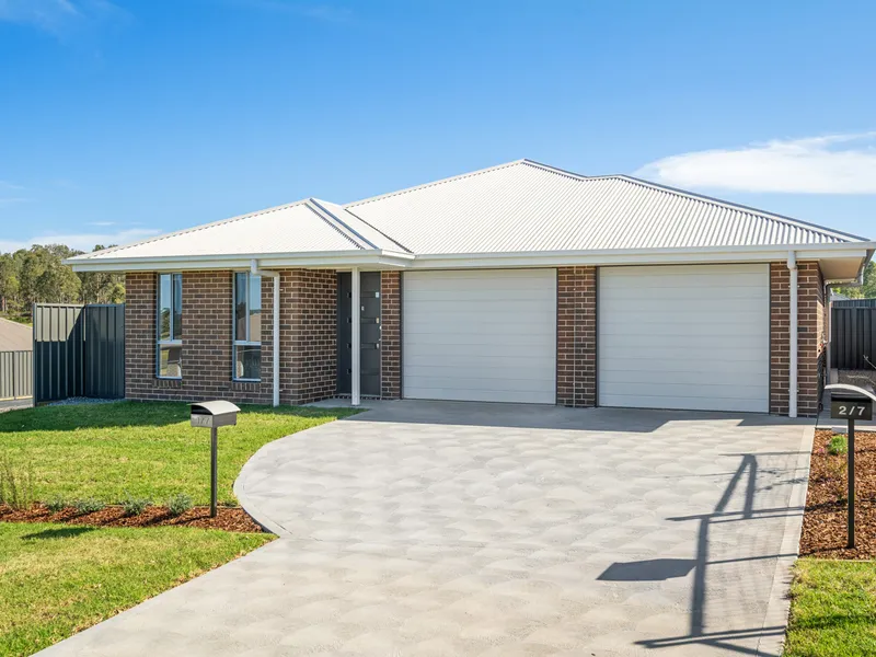 NEAR NEW! READY NOW!