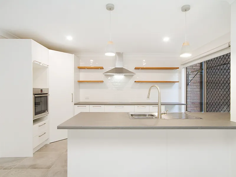 COASTAL STYLED RENOVATED TOWNHOUSE - PET FRIENDLY, 5 MNS TO KINGSCLIFF BEACH AND TOWN CENTRE