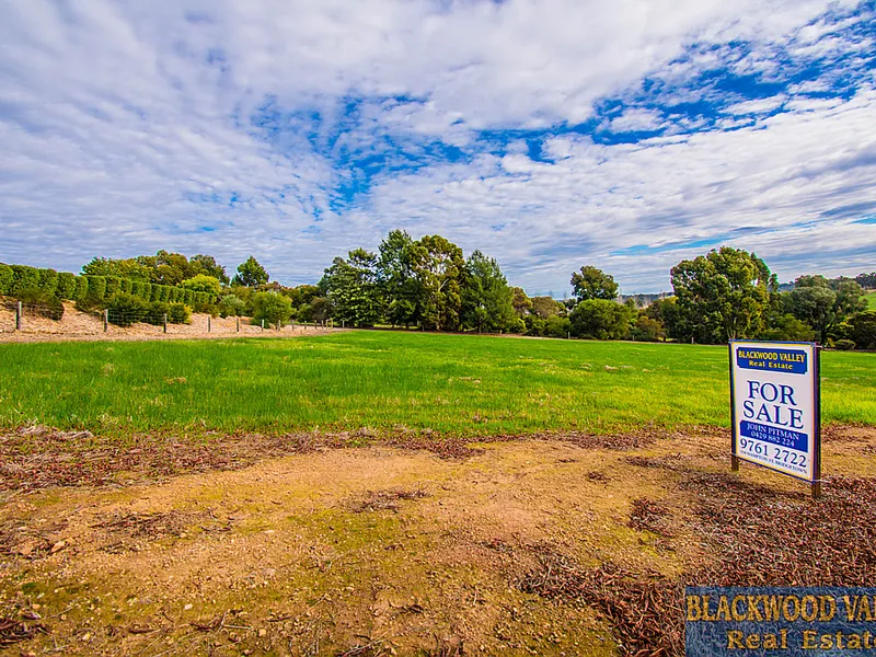 LARGE BLOCK WITH RURAL OUTLOOK