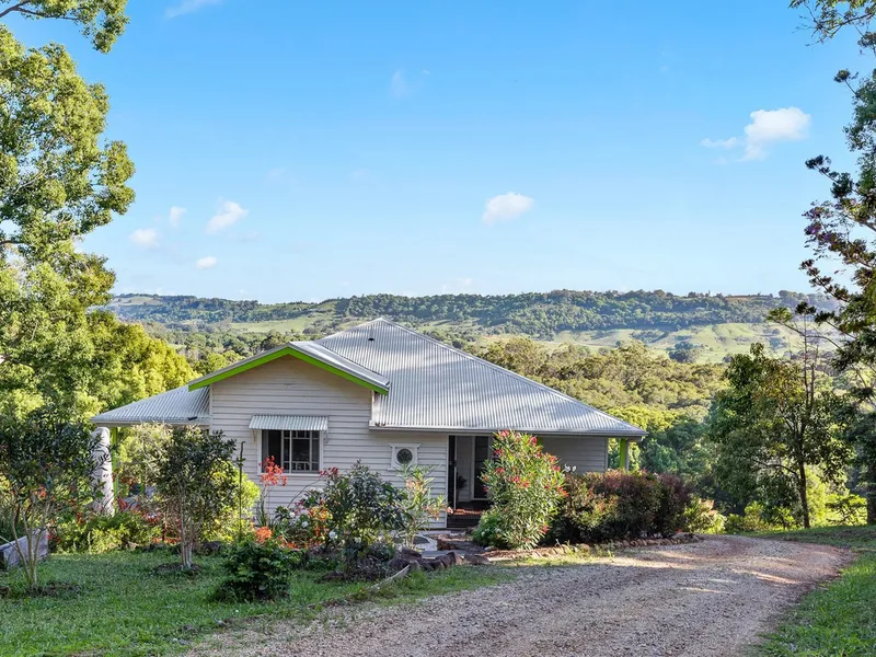 Charming Queenslander overlooking the Byron Hinterland