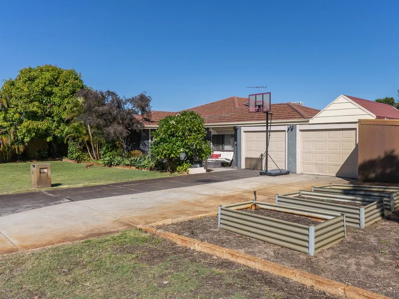 Just Listed! %x2 Family Home on Large Block