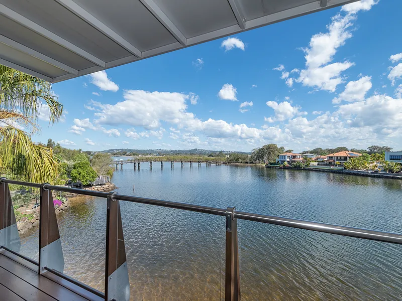 Top Floor Apartment with Magic Views