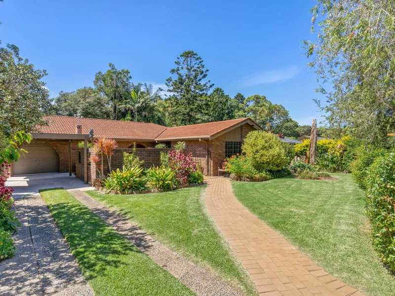 Private Leafy Home - Close to Town