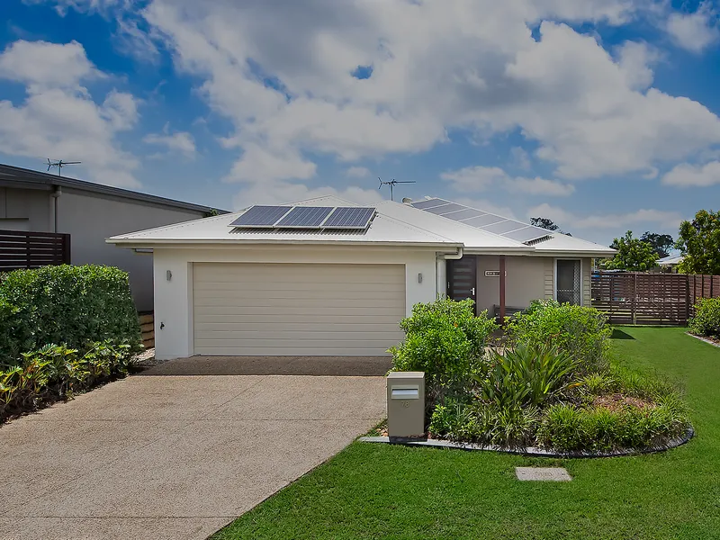 Large 5 Bedroom Family Home Opposite Park!